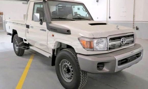 Buy Used Toyota Land Cruiser White Car in Juba in South Sudan