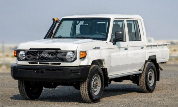 Buy Used Toyota Land Cruiser White Car in Juba in South Sudan