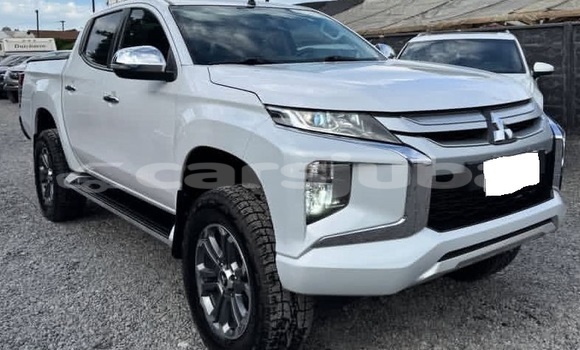 Buy Used Mitsubishi L200 White Car in Juba in South Sudan
