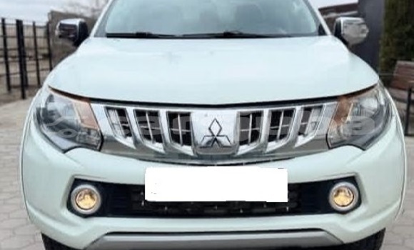 Buy Used Mitsubishi L200 White Car in Juba in South Sudan