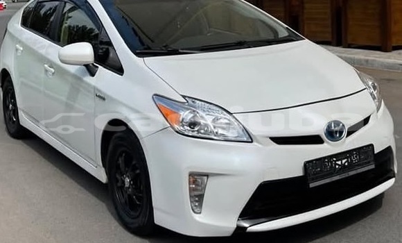 Buy Used Toyota Prius White Car in Juba in South Sudan